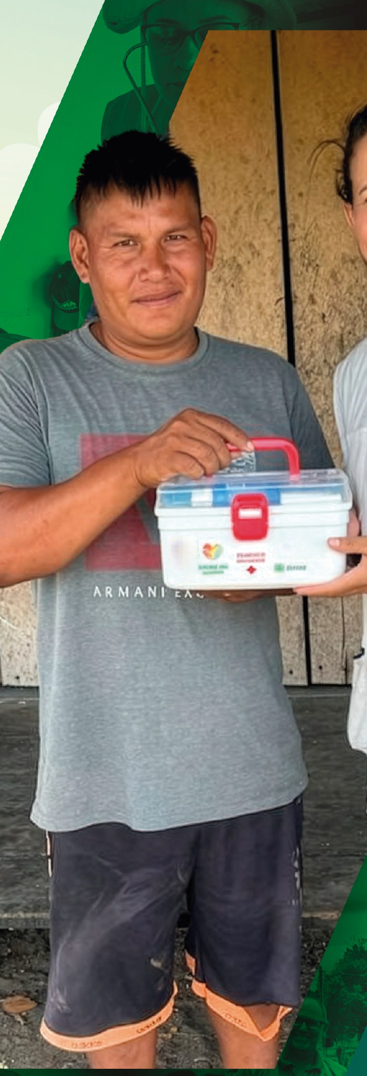 Instrutora do programa entrega kit de primeiros socorros a um produtor rural